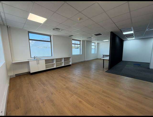 472M² BUILDING TO LET IN CLAREMONT